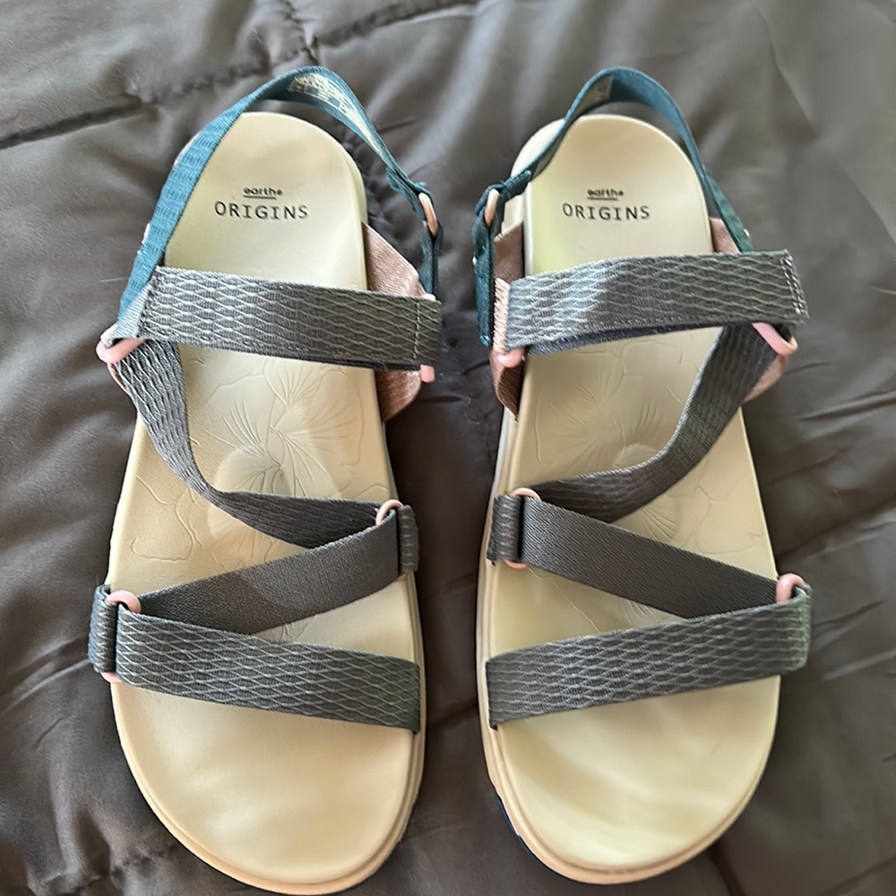 Brand new Ladies Earth Origins sandals